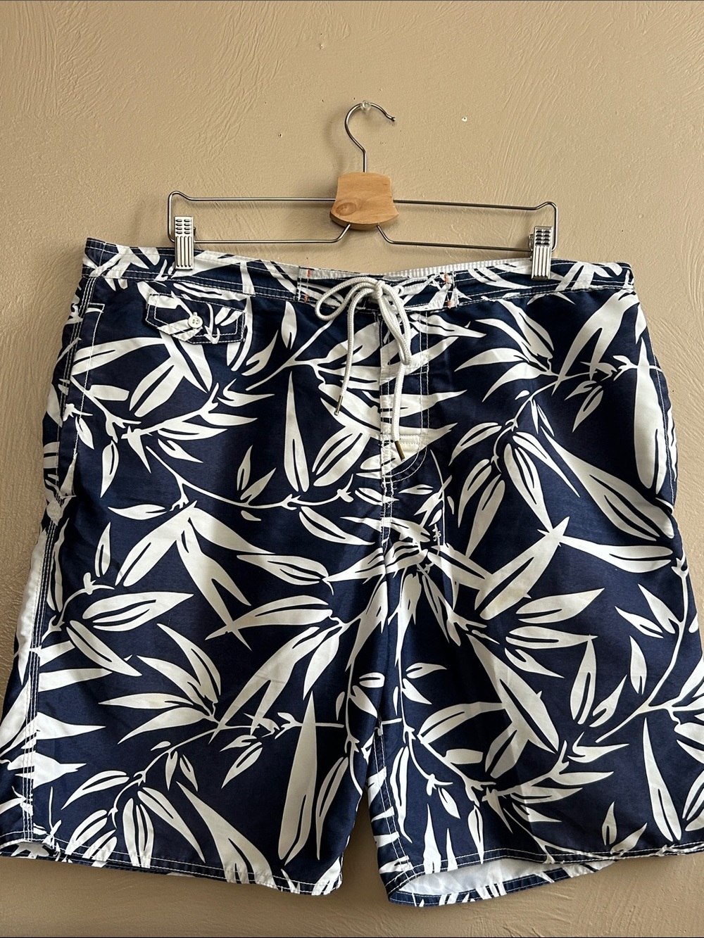 St John’s Bay Outfitters Navy Botanical Tropical  Board Swim Shorts. Size Large.